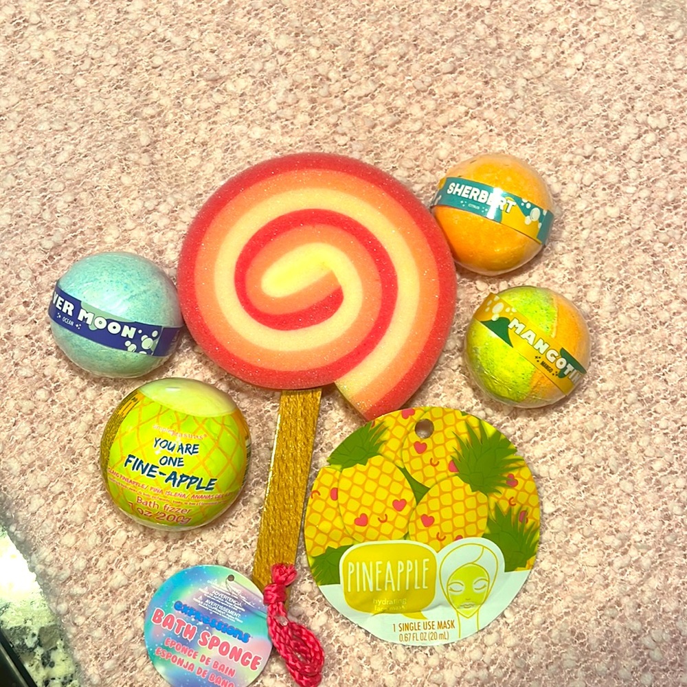 Bath Bomb, Bath Fizzer, Bath Sponge and Face Mask. Gifts!